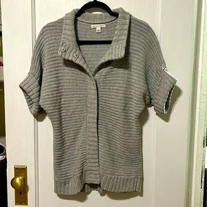 Banana republic women’s gray short sleeved sweater with buttons